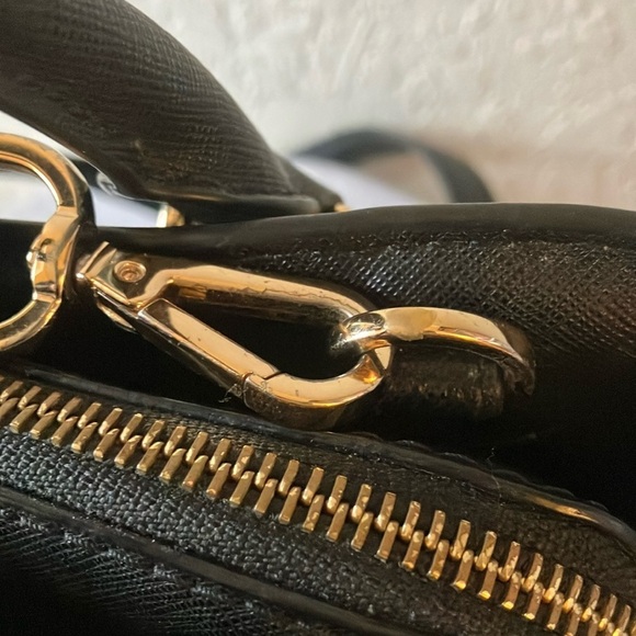 Michael Kors: Black Sheila Medium Faux Saffiano Leather Satchel- Gold Tone - Picture 4 of 15